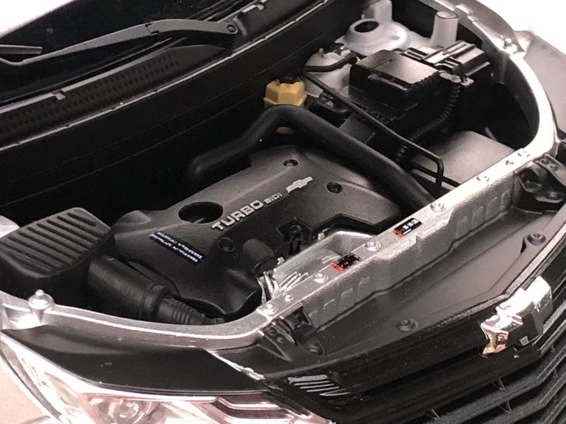The 2.0L DOHC 16V SIDI turbo RPO code “LTG” 252 hp 4-cylinder engine is faithfully recreated, as are the black bowtie emblems.